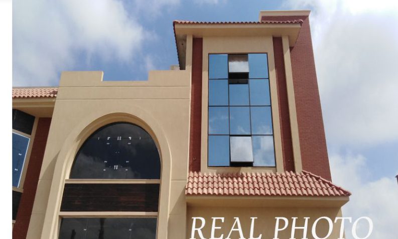 Vidorra tower wing — real photo of arched facade detail